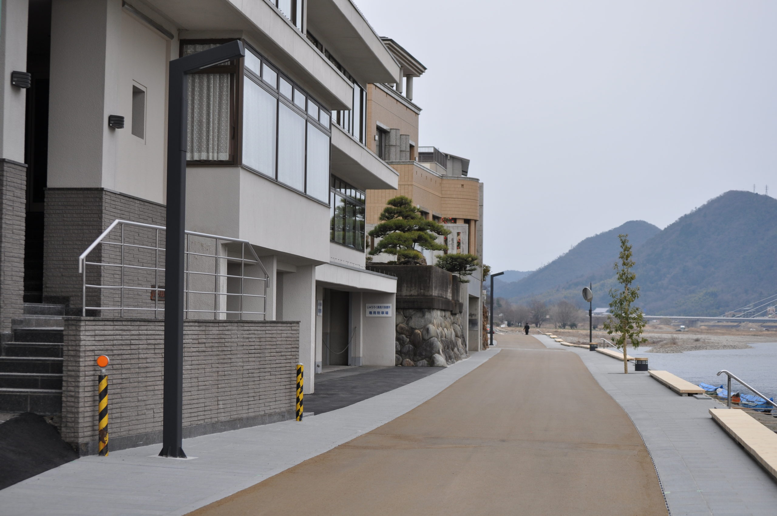 長良川河川敷の歩道照明灯