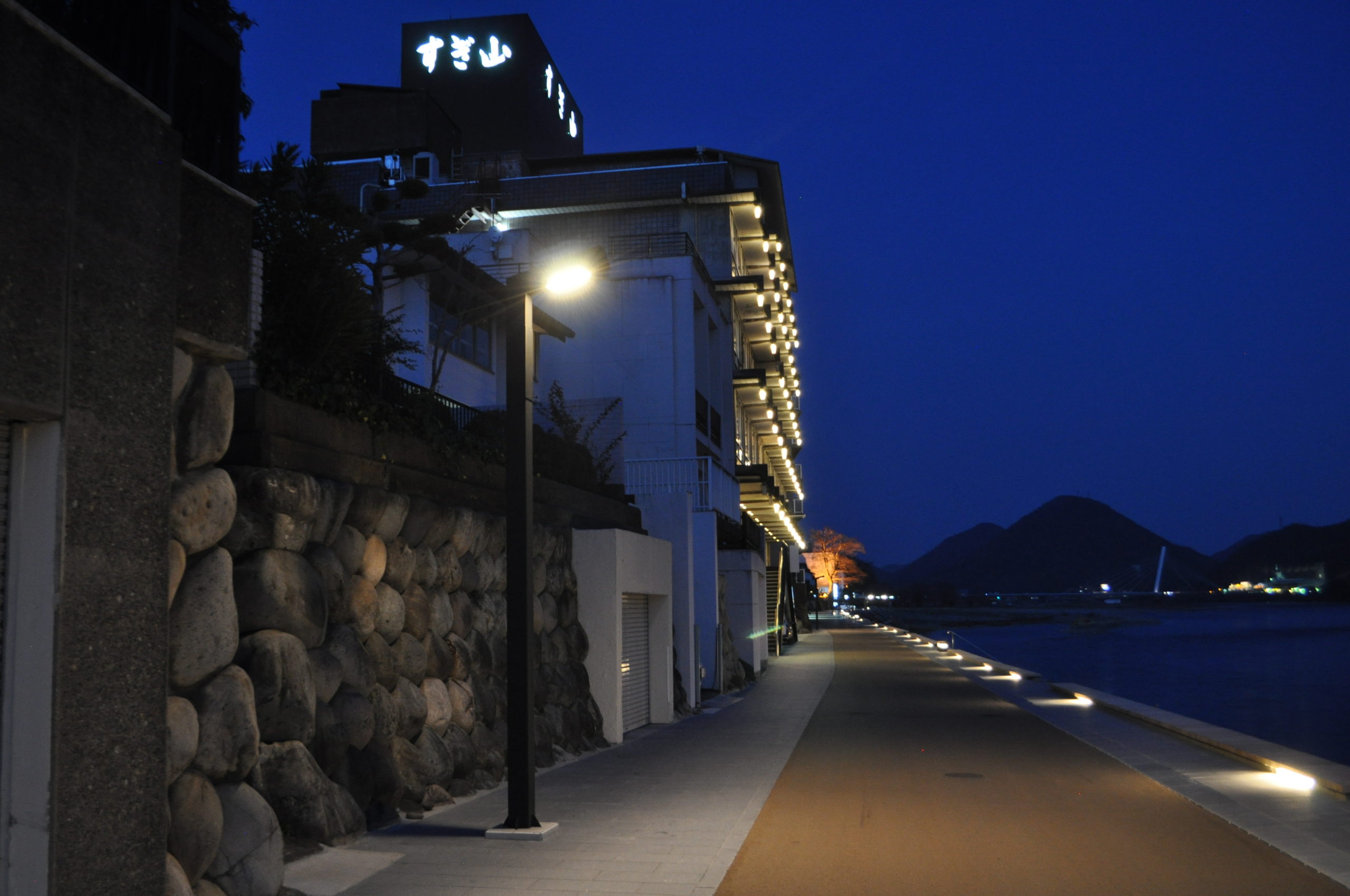 夜間の歩道照明灯