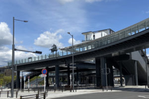 東岡崎駅前の多目的柱と家康
