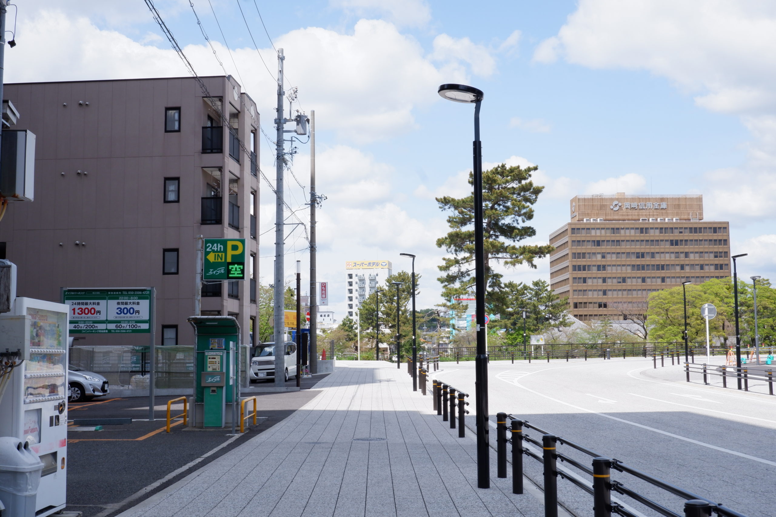 東岡崎駅前の歩道照明灯