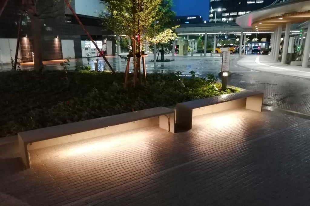 金沢駅前のベンチ照明