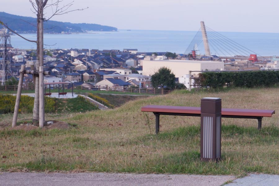 氷見市朝日山公園ソーラー灯