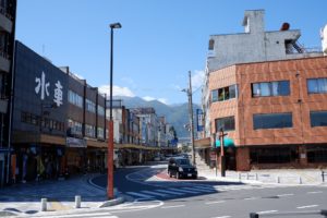 長野県駒ケ根市　駒ケ根駅前広場の木目調デザインソーラー照明灯（太陽光パネル付き照明）：納入事例写真