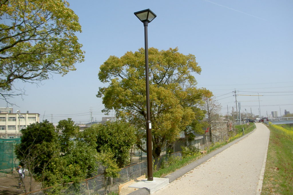 大府市石ケ瀬川緑道　歩道灯