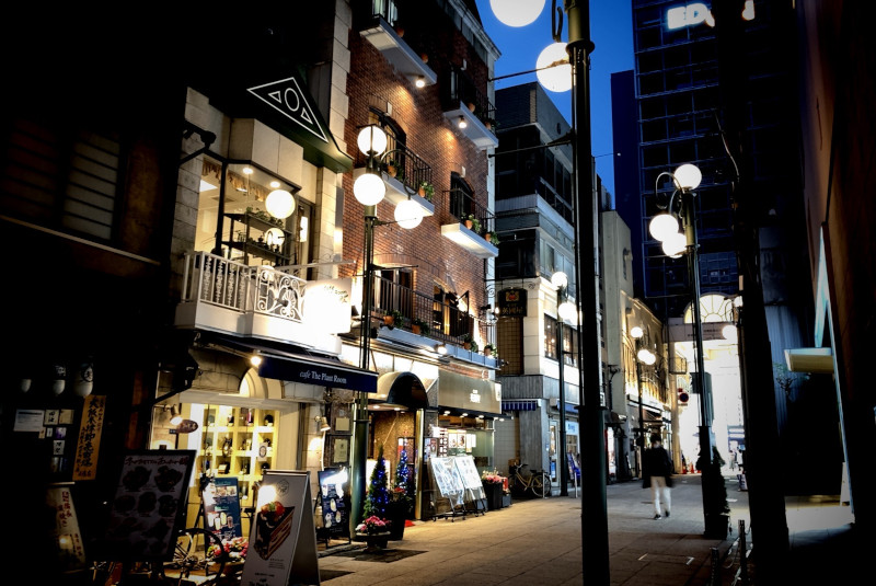 大阪府大阪市　カフェストリートのデザイン街路灯：納入事例写真