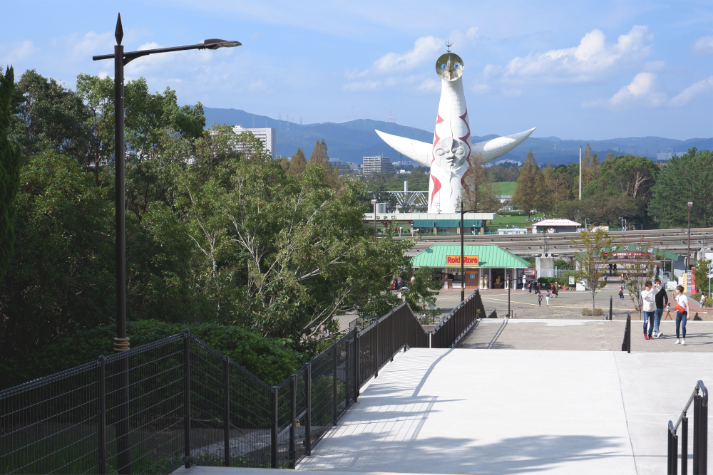 万博記念公園 南地区連絡園路のLED街路灯：納入事例写真