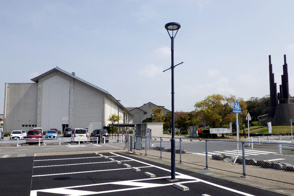 愛知県安城市 安祥文化のさと駐車場のLED街路灯：納入事例写真