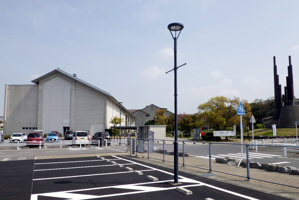 愛知県安城市 安祥文化のさと駐車場のLED街路灯：納入事例写真