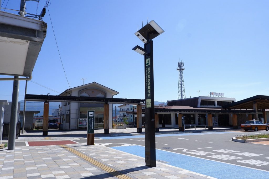 長野県駒ケ根市　駒ケ根駅前広場の避難標識付きLEDソーラー灯
