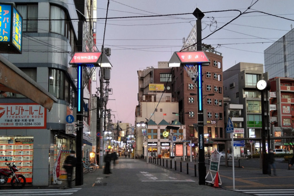 東京都足立区 学園通千住旭町商店街のゲート街路灯（アーチ街路灯）：納入事例写真