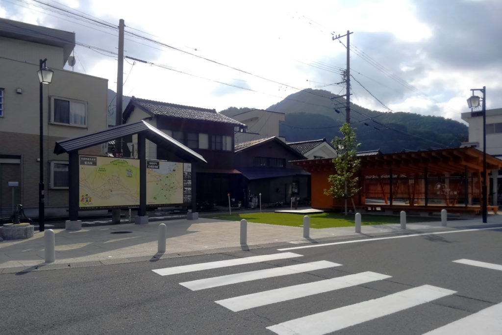 福井県南条郡南越前町 今庄駅前広場のLED街路灯：納入事例写真