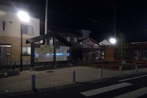 福井県南条郡南越前町 今庄駅前広場の ソーラーLED地中埋込型照明：納入事例写真