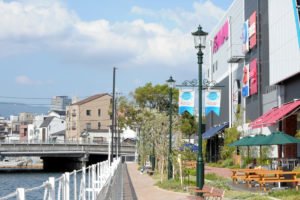 兵庫県神戸市 兵庫運河プロムナードのアンティーク調デザインの街路灯 HS-455：納入事例写真