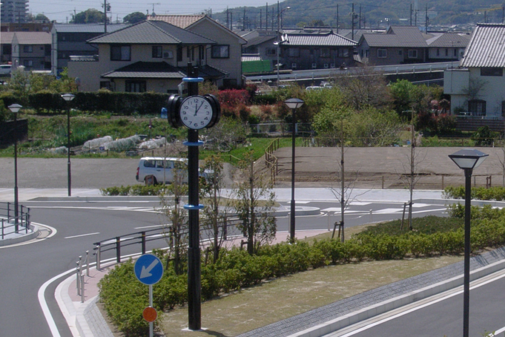 愛知県蒲郡市 三河塩津駅「3面型時計塔（デザインポール時計）」納入事例画像