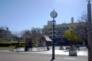 大阪府羽曳野市 峰塚公園のデザイン時計塔（公園ポール時計）：納入事例写真