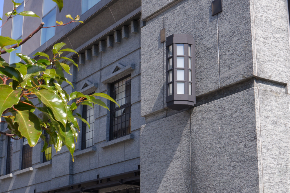 神奈川県横浜市 JR桜木町ビルのブラケット照明（壁照明）：納入事例写真