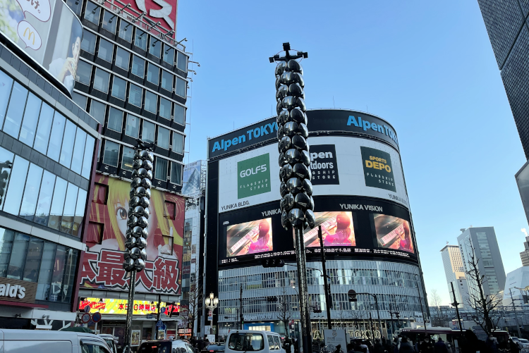 「東京都新宿区 西武新宿駅前通り」 モニュメント灯カラー演出の納入事例画像