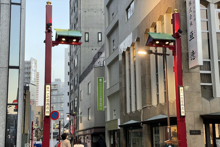 東京都台東区 浅草雷門一之宮商店会のゲート灯（アーチ型街路灯）の納入事例写真です