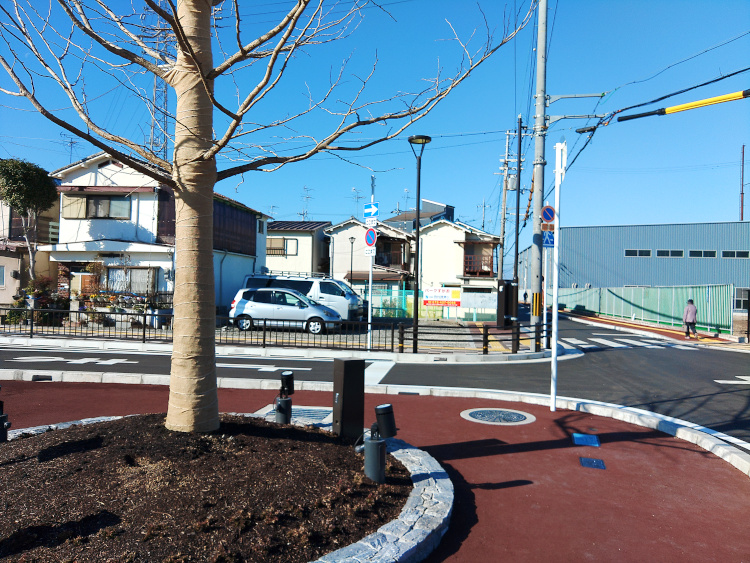 大阪府貝塚市東貝塚駅前広場 コンセントポールの納入事例写真