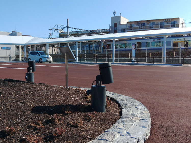 大阪府貝塚市東貝塚駅前広場 コンセントポールの納入事例写真